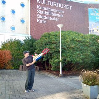 ✨"På 30 år var det här den bästa föreställningen jag har sett. Det var magiskt hur ni fångade alla barn, även de som har det svårt. Jag fick gåshud!"
Så fina ord av pedagog i Alingsås om "Min mamma är snabbare än din!" 🏃‍♀️🏃‍♀️– Anna-Riina Virtanen och Kristoffer Pettersson på miniturné i Lerum, Alingsås och Borås.
📸 Bild 1: Kulturhuset i Borås (föreställning på svenskfinska barnkulturdagen Mukulat)
📸 Bild 2: Palladium i Alingsås
📸 Bild 3: Dergårdsteatern i Lerum
#minmammaärsnabbareändin #teaterbarbara #dergårdsteatern #palladiumalingsås #kulturhusetborås