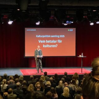 Tack för en viktig och givande heldag igår: ”Kulturpolitisk samling – Vem betalar för kulturen?” anordnad av @svenskscenkonst och @sverigesmuseer Många kloka inspel, bland annat av Astrid Söderbergh Widding, professor i filmvetenskap som lyfte kärnfrågan: "Varför betala för kulturen?” Jo, för att den ”skapar grundläggande mänskliga uttryck för vår existens” – kultur är helt enkelt livsnödvändig 💛