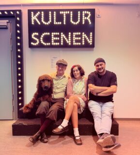 Nu har vi spelat ”Historien om Bodri” på Kulturscenen i Täbys kulturhus. Alltid lika trevligt att komma tillbaka hit! 5 föreställningar för 3-5e klassare som efteråt berikat oss med sina funderingar och frågor.
Denna vecka var det @anders.jansson.5 och @vajlot som spelade och så välkomnar vi @mustafa.e.akaydin till ”Bodrifamiljen” som tekniker!