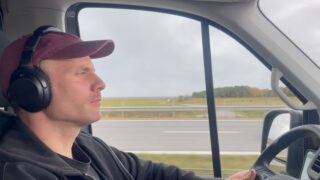 Några regniga höstdagar for vi till Båstad & Hallstahammar och spelade de sista turnéföreställningarna av MOMO - eller kampen om tiden. Havet hann vi bara se från motorvägen. Vi åt på olika vägkrogar, blev lotsade av en minibil över skolgård i ottan, byggde, spelade o rev. Mötte fina barn och arrangörer och ideellt arbetande eldsjälar. En av föreställningarna satt en mormor och en mamma med två barn på första bänk. I slutsången sträckte sig de två kvinnorna efter varandras händer och höll varann hårt. ”Tid är liv, och livet bor i hjärtat, så ta vara på den tid du har…” Våra röster stockade sig ♥️
Absolut sista MOMO spelar vi på vår hemmascen, Scenen Pipersgatan 4, lördagen den 29:e november kl 13:00.
För alla från 8 år i vuxet sällskap.
Kulturbiljetter.se