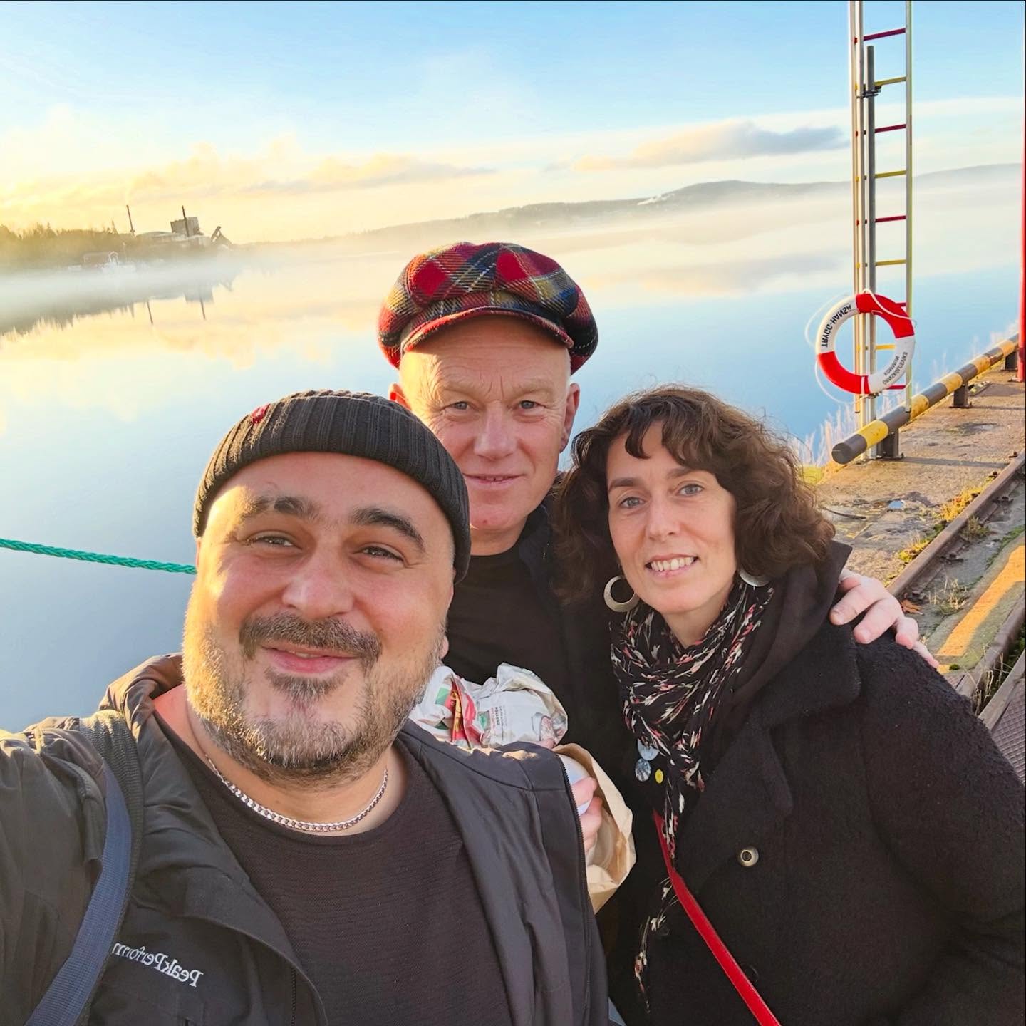 En hälsning från ett soligt Örnsköldsvik där ”Historien om Bodri” spelas denna vecka. Nu med @hansnicholas och @vajlot som skådespelare och @mustafa.e.akaydin på teknik. 10 föreställningar för stadens alla 2a-klassare