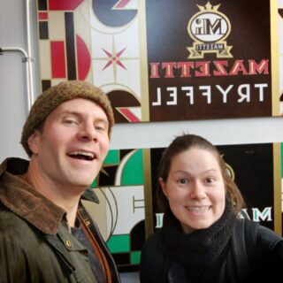 Ensemblen i "Min mamma är snabbare än din!" har denna vecka spelat 10 föreställningar och bott på Mazettihuset i Malmö 🍫 De har fått både kramar och hejarop från publiken 💚 och har fått lära sig ett nytt ord: "valig" - ett omdöme från ett barn i publiken som betydde att det var en stor föreställning - som en val :) Tisdag den 25 nov kan ni uppleva denna "valiga" föreställning på vår hemmascen Pipersgatan 4 - då blir det After föris för alla från 3 år. Varmt välkomna! 🎫 Biljetter via kulturbiljetter.se