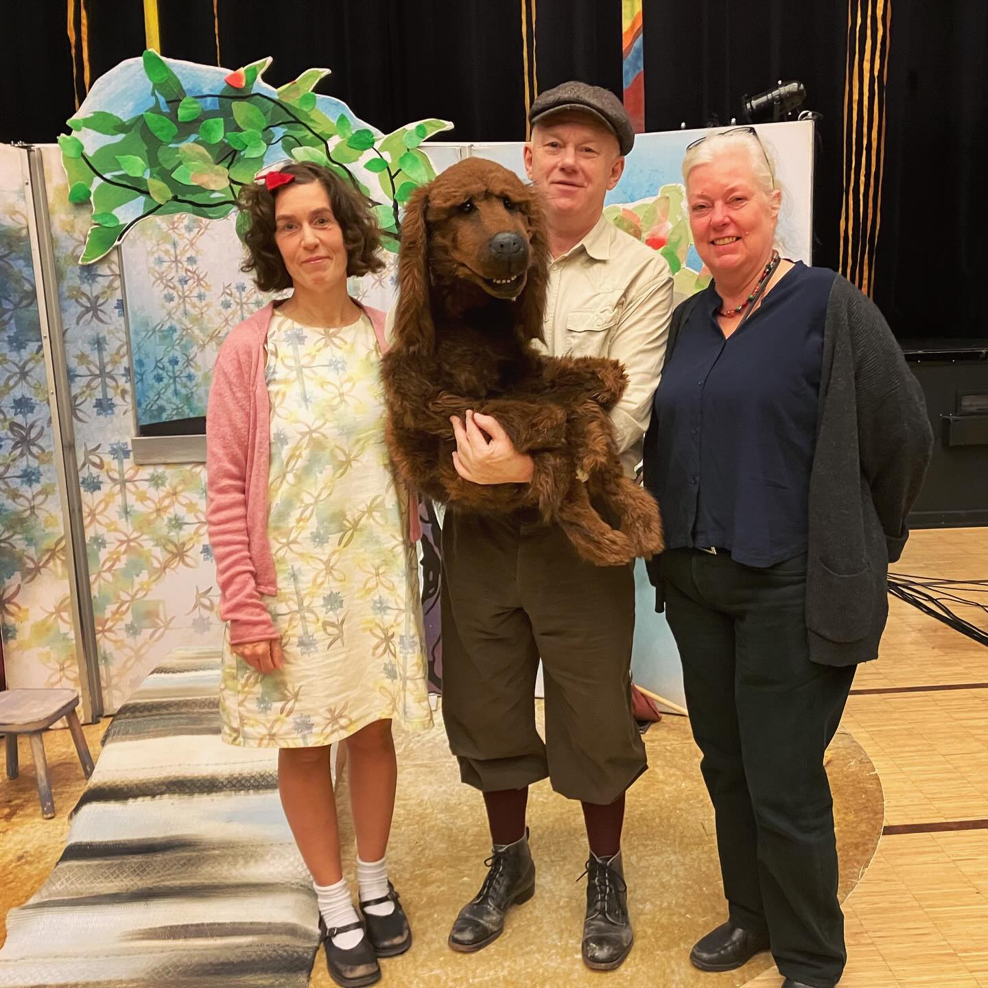 Alltid kul att få spela på hemmaplan också! Denna vecka har ”Historien om Bodri” gästat Berga teater. Här med Österåkers kultursamordnare Catharina Nilsson🐕🍁