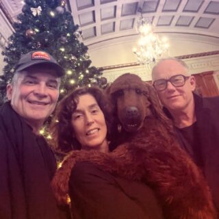 Vilke fin spelvecka! 11 föreställningar spelade av ”Historien om Bodri” Först 10 st i Hässleholm för närmare 700 4:e klassare, och idag en familjeföreställning i Ronneby. Nu bär det av tillbaka till Stockholm
😅🐕❄️ #teaterbarbara #historienombodri