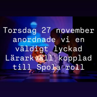 Torsdag 27 november anordnade Teater Barbara en lyckad inspirationskväll för lärare. Det bjöds på föreställning, samtal och kemiexperiment med inbjudna gäster. Kvällen kretsade kring föreställningen ”Spola roll” och tema vatten! Inbjudna gäster var Martina Nee från WaterAid och Maria Rocksén från Kemilärarnas resurscentrum. ▪️Martina samtalade om vikten av tillgång till rent vatten och toaletter ur ett globalt perspektiv. Hon berättade även hur WaterAid jobbar med dessa frågor. Väldigt spännande samtal följde. ▪️Maria Rocksén berättade om de kemiska processerna kring varför det bildas fettklumpar som täpper till avloppsrören när fett hälls ut i vasken.
Sedan visade hon på ett kul och enkelt experiment för klassrummet med olja, färgade isbitar och diskmedel. ▪️Bonus blev ett pop-up besök av processingenjör Olle från Stockholm Vatten och Avfall. Han svarade på alla möjliga frågor. Vi är så väldigt glada för alla besökare och våra gäster för att kvällen blev så lyckad och ja, rolig! Stort tack också till ensemblen Johan, Carina, Violetta och Rickard som skötte tekniken.
Samt producent Siri som modererade kvällen. #spolaroll #teaterbarbara #postkodeffekten