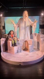 Efter snart 3 år med "MOMO - eller kampen om tiden" spelade vi i helgen allra sista föreställningen för en fullsatt publik på vår hemmascen 💙
Tack kära publik och arrangörer för den här tiden! 🕰
Och tack ni som gjorde det möjligt:
📖AV: Michael Ende
✍️ÖVERSÄTTNING: Roland Adlerberth
🎭DRAMATISERING & REGI: Johan Ehn
📃MANUSKONSULTATION: Mats Strandberg
🏛SCENOGRAFI: Johan Ehn
👤MEDVERKANDE: Carina Jingrot, Kristoffer Pettersson & Anna-Riina Virtanen
🧙♂️DOCKMAKARE, ATTRIBUTÖR: Jenny Bjärkstedt
🎼KOMPOSITÖR: Marcus Sturewall
🎨ILLUSTRATIONER, AFFISCH: Stina Wirsén
🪡KOSTYM: Jenny Bjärkstedt & Klara Bjärkstedt
👽MASKER: Sara Kander
💡LJUSDESIGN: Lina Benneth
🎧TEKNIK, LJUD & ANIMERING: Rickard Folke
🎞FILMANIMATIONER: David Nord
👨🔧SNICKARE: Michael Gullans
👓PRODUCENTER: Anna Stigert & Erika Häll
📞PRODUCENT/ SÄLJ: Nicholas Olsson
🎥TRAILER, FILM: Eric Rusch
📸FOTO: Anders Thessing
📓LÄRARMATERIAL: Anders Jansson & Anna Stigert
🗣RÖSTER: Violetta Barsotti, Anders Jansson, Carina Jingrot, Kristoffer Pettersson & Johan Ehn
🎙KÖR: Ida Breimo & Marcus Sturewall
🙏STÖD: Kulturrådet, Region Stockholm och Stockholms stads kulturförvaltning
📚FÖRLAG: Nordiska ApS
Tack även till Pontus Jönsson, David Svedmyr, August Bohlin, Jan Hultqvist, Maria Linderbäck, Herman Ingerstedt och referensklasser från Gärdesskolan och Rålambshovsskolan. #momoellerkampenomtiden #teaterbarbara