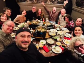 Dopp-i-grytan med några av de fina människor som vi jobbat tillsammans med under året. Teater Barbara önskar God Jul till er alla♥️💚Vi hoppas innerligt på en fredligare värld 2026 ☮️
#teaterbarbara #godjul #gottnyttår #fred #restaurangformosa