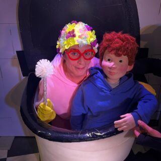 Då har även ”Spola Roll” avslutat sin höst. Med tre dagar i Smedjebacken 😊.
Kultursamordnare Maria Höglund Boberg tog hand om oss på bästa sätt och Daniel Bogsveen hjälpte oss att bära in och ut scenografin.
Nu tar ”Spola Roll” lite jullov men är åter på reportoaren 2026!✨✨✨🚽✨✨✨#spolaroll #teaterbarbara #postkodeffekten