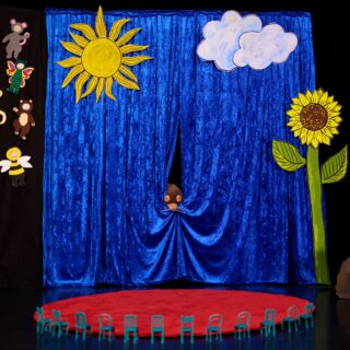 Nu börjar det närma sig premiär på Ensam mullvad på en scen (för alla från 4 år)!
🎉Lördag 7 feb kl 13 på Pipersgatan 4
🎫 Biljetter för 130 kr via kulturbiljetter.se 
En varm berättelse om rädslan att inte våga – och om glädjen och stoltheten vi upplever då vi lyckas övervinna den. Baserad på en bok av Ulf NIlssons med illustrationer av Eva Eriksson, utgiven av Bonnier Carlsen. 📸 Foto: Anders Thessing
💛 Varmt välkommen!
#teaterbarbara #ensammullvadpåenscen #colombineteaterförlag