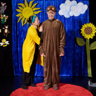 PREMIÄRDAG! 🎉 Ensam mullvad på en scen ☀️ Idag lördag 7 feb kl 13 är det fullbokat, men platser finns den 21 feb kl 13 & 15. , baserad på Ulf Nilsson bok med illustrationer av Eva Eriksson utgiven av Bonnier Carlsen ✏️ Dramatisering & regi: Carina Jingrot
🧡 Skådespelare: Anna-Riina Virtanen & Kristoffer Pettersson
🧩 Scenografi & kostym: Sara Kander 🎼 Musik, ljud & ljusdesign: Rickard Folke
🪡 Sömnad: Anna Kjellsdotter
🧑🦱 Dockmakare: Jenny Bjärkstedt
🦾 Producenter: Erika Häll & Violetta Barsotti
📸 Foto: Anders Thessing
📙 Förlag: Colombine Teaterförlag
4️⃣ För alla från 4 år