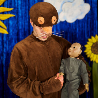 👉 Nu på lördag 21 feb spelar vi Ensam mullvad på en scen (från 4 år) kl 13 & 15 på Pipersgatan 4! 🎫 Biljetter via kulturbiljetter.se. 🔔 Sista på vår hemmascen innan Mullvaden tar en paus fram till i höst och "Min mamma är snabbare än din!" tar vid för turné 🌻 I föreställningen möter vi 6-åriga Vilgot som våndas inför uppspelet på skolan. Hemma älskar han att sjunga och skoja med sin lillebror men att uppträda på en scen framför mamma, mormor, grannar, kusiner... Ja t.o.m. sysslingar och pysslingar får komma, säger fröken. Hur ska han våga nåt så stort? Varmt välkomna att se denna innerliga och roliga berättelse om rädsla, mod och syskonkärlek 💛 Baserad på Ulf Nilssons bok med illustrationer av Eva Eriksson, utgiven av Bonnier Carlsen 📸 Foto: Anders Thessing #ensammullvadpåenscen #teaterbarbara #colombineteaterförlag