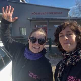 Hej!👋🏼 👋🏼 I vårsolen säger Anna-Riina Virtanen och Violetta Barsotti som just spelat sin första spelvecka med ”Min mamma är snabbare än din” i Jönköping. Och så hann de pricka in ”fössta tossdan i mass” också😋