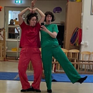 Stort tack Jönköping för den här gången! Vår lilla förskole-turné här har lidit mot sitt slut. 27 föreställningar på 14 olika förskolor för närmare 1000 barn! Härligt! Nästa stop för ”min mamma är snabbare än din” blir Skåne. Trevlig helg! 🏃🏻‍♀️‍➡️🏃🏻‍♀️‍➡️🦈🚕🏍️🐠