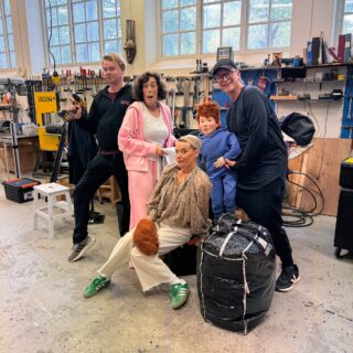 Bakom kulisserna i Västerås! 💫  Teater Barbara besökte kulturutbudsdagen för barn och unga på Culturen i tisdags. Under en fullmatad dag fick vi möta publik och kollegor från när och fjärran. Dessutom kunde vi bjuda på ett utdrag ur Spola roll, med Violetta Barsotti som nytillkommen skådespelare i rollen som Toafén!🧚‍♂️  Visst blir ni sugna på att träffa det här grymma gänget? Vi är i full färd med att turnélägga våren 2027. Passa på att boka in eller besöka någon av våra föreställningar! 🎭  #culturenivästerås #barnteater #scenkonstförbarnochunga #utbudsdagenvästerås