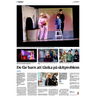 Det är alltid kul när journalister tar sig tiden att besöka och skriva om våra föreställningar. 🎭🗞️ Spola roll tuffar vidare på turné genom landet och besöktes nyligen av Barometerns Sofia Hedman på föreställningen i Torsås. Vi uppskattar verkligen att barometern har örat mot rälsen när det gäller barnkultur och tackar för den utmärkta artikeln! Att den kloka publikens fina omdömen fick ta plats i texten ger vi ett extra plus i kanten för! ✨🙏 #spolaroll #barometern #hängmedalex #barnteater #torsås