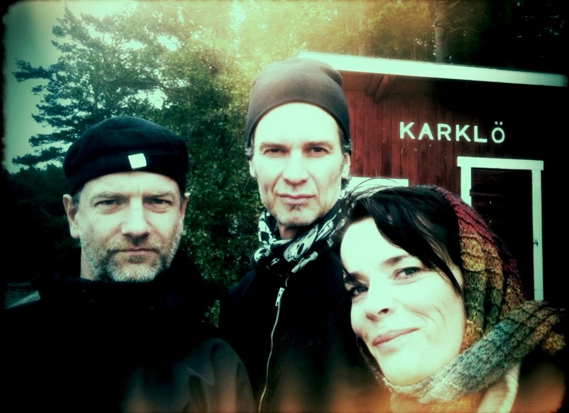 Idag för 15 år sedan väntade vi på färjan hem efter konferenshelg på vackra Karklö. Kerstin, Uffe & Erika var också med. Schemat anpassades efter Melodikrysset. 🍁