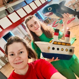 ⭐ Veckans stjärna till grymma Anna-Riina Virtanen och Vera Fhager som nu har avslutat en fullspäckad turnévecka: tre dagar med 🏃‍♀️🏃‍♀️"Min mamma är snabbare än din!" i Burlöv på fina Arlövs teater (bild 1), sedan vidare till scenkonstdagar i Hässleholm med 🏟 "Ensam mullvad på en scen" (bild 2) och idag har Mullvaden mött publik på Bullans barnscen i Vallby, Västerås (bild 4). 🙌🧡💚 #teaterbarbara #minmammaärsnabbareändin #ensammullvadpåenscen #barnteater